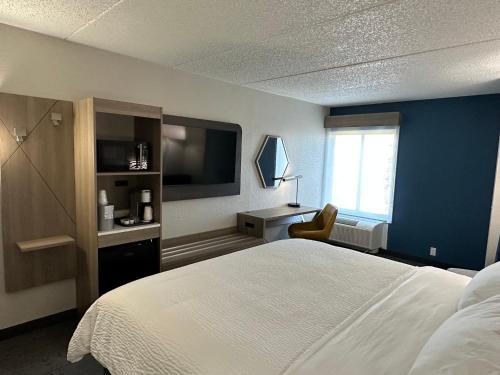 Holiday Inn Express & Suites Eden Prairie - Minneapolis