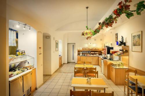 Hotel Golden City Garni - image 9