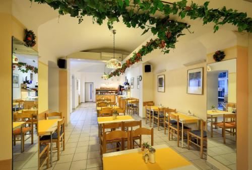 Hotel Golden City Garni - image 7