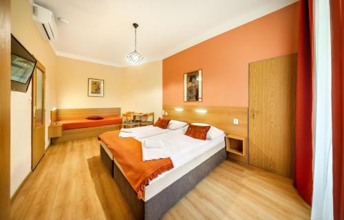 Hotel Golden City Garni - main image