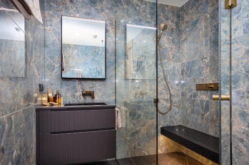 Elegant Seaview Penthouse 3BR Ensuite Luxury Retreat with Sauna and Free Parking Elegant Seaview Penthouse 3BR Ensuite Luxury Retreat with Sauna and Free Parking