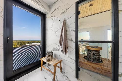 Elegant Seaview Penthouse 3BR Ensuite Luxury Retreat with Sauna and Free Parking Elegant Seaview Penthouse 3BR Ensuite Luxury Retreat with Sauna and Free Parking