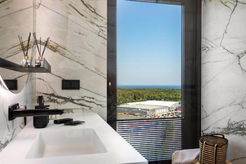Elegant Seaview Penthouse 3BR Ensuite Luxury Retreat with Sauna and Free Parking Elegant Seaview Penthouse 3BR Ensuite Luxury Retreat with Sauna and Free Parking
