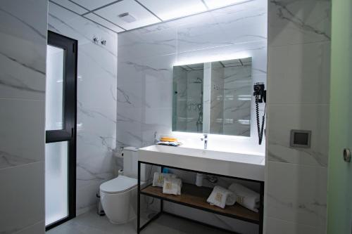 Twin Room Plus with City View image 4