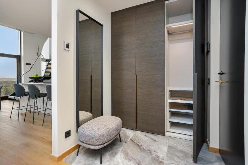 Elegant Seaview Penthouse 3BR Ensuite Luxury Retreat with Sauna and Free Parking Elegant Seaview Penthouse 3BR Ensuite Luxury Retreat with Sauna and Free Parking