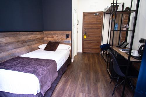 Standard Single Room image 4