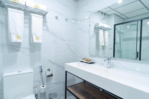 Standard Twin Room image 9