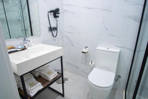 Standard Twin Room image 1