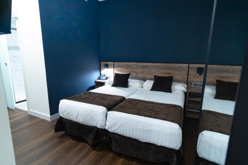 Standard Twin Room image 2