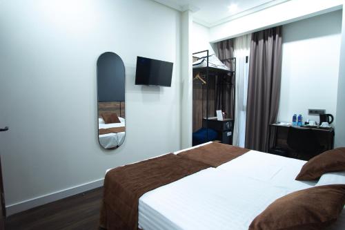 Standard Twin Room image 3
