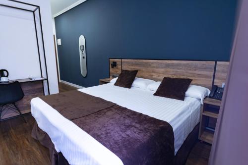 Standard Twin Room image 5
