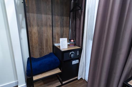 Standard Twin Room image 6