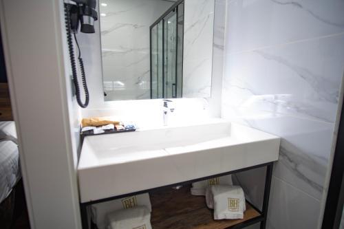 Standard Twin Room image 8