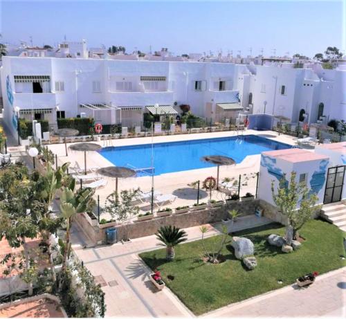3 bed apartment, huge roof terrace, walk to beach