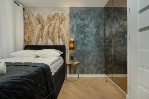 Black and Beige Apartment with Balcony and Parking in Wrocław by Noclegi Renters, Breslau (Foto 2)