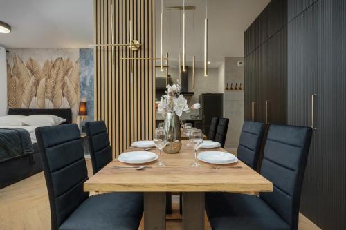 Black and Beige Apartment with Balcony and Parking in Wrocław by Noclegi Renters, Breslau (Foto 5)