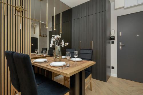 Black and Beige Apartment with Balcony and Parking in Wrocław by Noclegi Renters, Breslau (Foto 10)