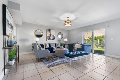 Modern 4BR Getaway Pet Friendly Outdoor Lounge – khách sạn tại Palm Beach Lakes