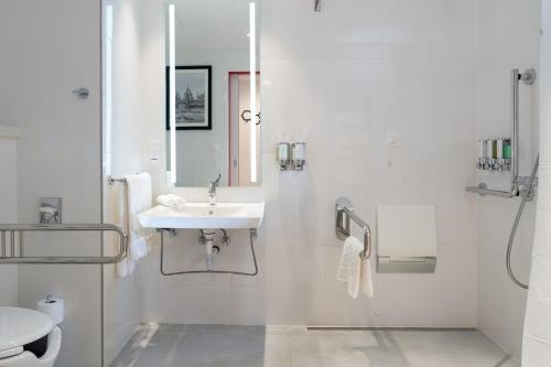 Queen Room - Mobility Access image 2