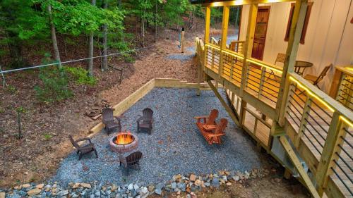 Cozy Treehouse w Hot Tub, Fire Pit, Pet Friendly, Lake Access