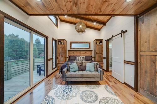 Cozy Treehouse w Hot Tub, Fire Pit, Pet Friendly, Lake Access