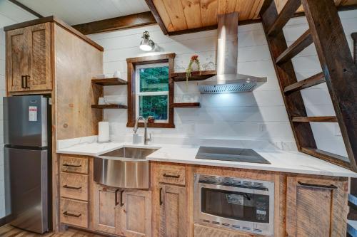 Cozy Treehouse w Hot Tub, Fire Pit, Pet Friendly, Lake Access in Morganton, USA