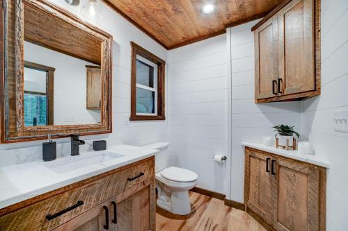 Cozy Treehouse w Hot Tub, Fire Pit, Pet Friendly, Lake Access in Morganton, USA