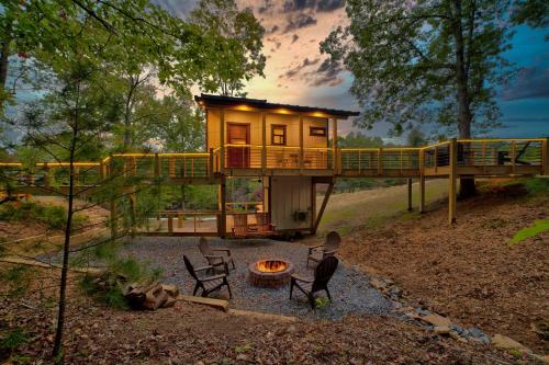 Cozy Treehouse w Hot Tub, Fire Pit, Pet Friendly, Lake Access