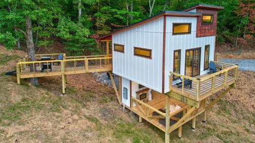 Cozy Treehouse w Hot Tub, Fire Pit, Pet Friendly, Lake Access