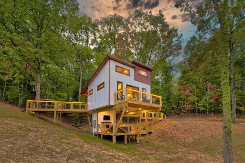 Cozy Treehouse w Hot Tub, Fire Pit, Pet Friendly, Lake Access