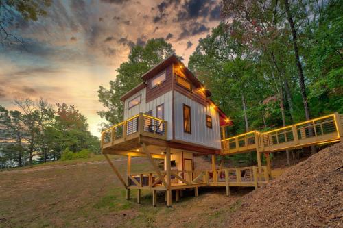 Cozy Treehouse w Hot Tub, Fire Pit, Pet Friendly, Lake Access