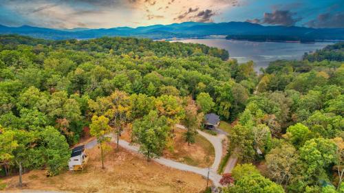 Cozy Treehouse w Hot Tub, Fire Pit, Pet Friendly, Lake Access