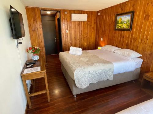 1 double bed, 1 twin bed