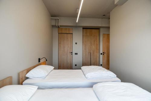 2 twin beds