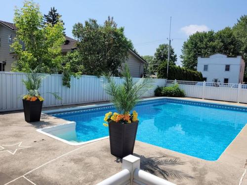 PRIVATE POOL AND BACKYARD * BBQ * 6 BEDS * 5 MIN. FROM MTL