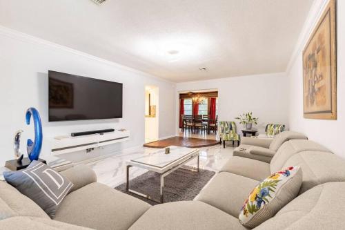 Peaceful Lake House Near the Beach: Relax & Unwind in Lake Worth, USA