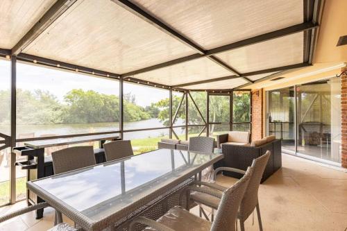 Peaceful Lake House Near the Beach: Relax & Unwind in Lake Worth, USA