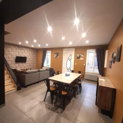 Au cœur de la vallée house between sea and forest