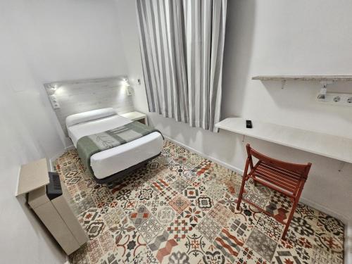 Single Room with Shared Bathroom image 2
