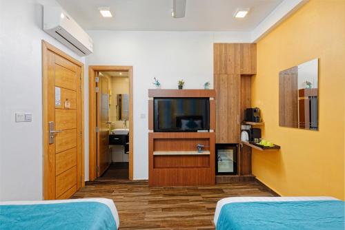 Deluxe Twin Room (Free Return Airport Transfer and 10% off on Food & Beverage) image 4