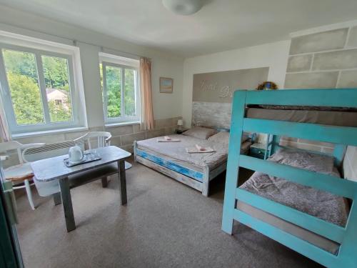 1 queen bed, 2 bunk beds