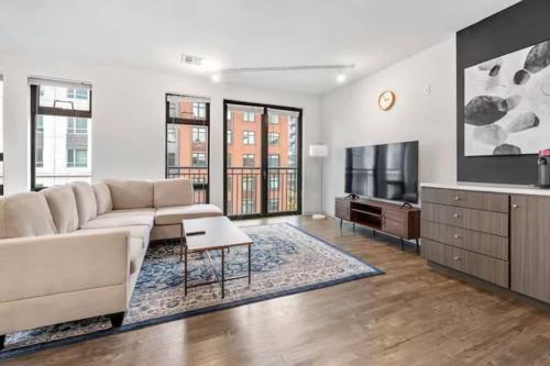 Corner lovely 2 bedroom at the Heart of assembly