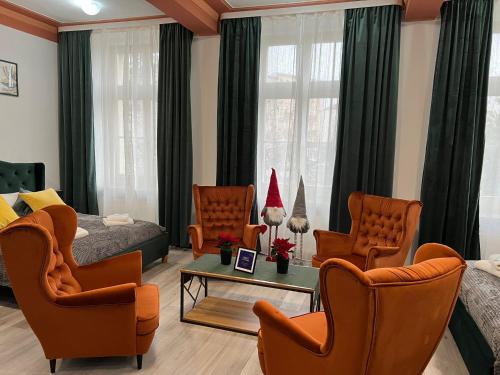 2 bedrooms, 5 beds