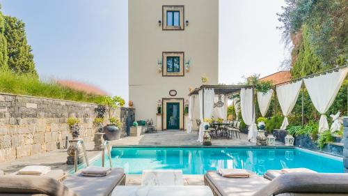 Villa Urbis Taormina, luxury villa in the heart of Taormina with swimming pool & lift - Accommodation - Taormina