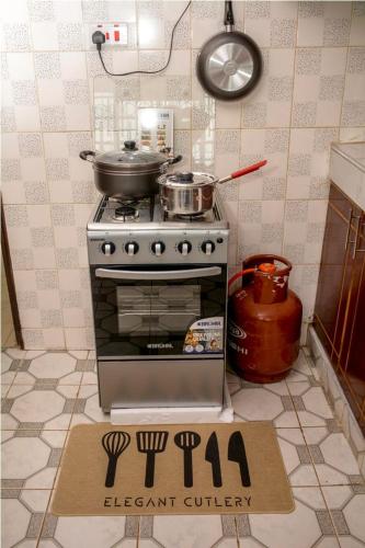 Elegant 2 Bedroom Apartment close to Rupa Mall, Noble Hotel,Poa PLace, Mediheal hospital, TopHill Ho in เอลดอเรต