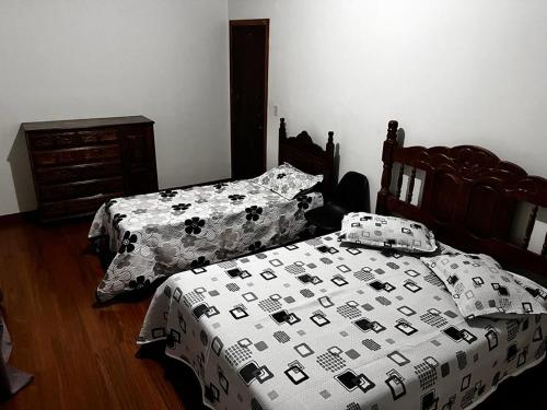 1 queen bed, 1 twin bed