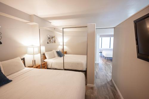 Stay Together Suites - Stylish Condominium On The Strip Sleeps 12 - NO RESORT FEE, Las Vegas (photo 8)