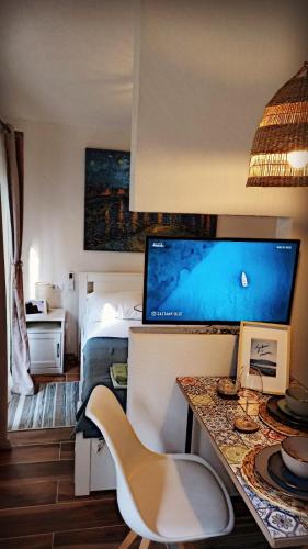 Deluxe One-Bedroom Apartment image 10