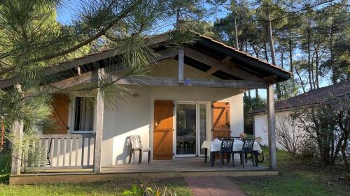 Chalet paisible à la plage, piscine et tennis