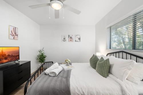 Discover Uptown! Quiet Location & Parking & Washer Dryer detail